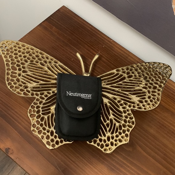 Neutrogena Other - 🎉HP🎉Neutrogena travel makeup brush kit NWT